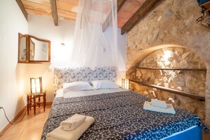 12 عدّة غرف نوم ومكواة/لوح كي وواي فاي وملاءات أسرّة