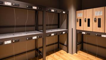 Ein moderner Aufzug mit mehreren Tasten und Bedienfeld, Holzschränke mit Schlüsseln und ein aufgeräumtes, minimalistisches Interieur.