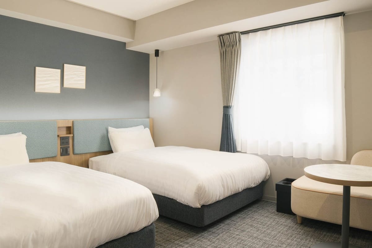 Luxe beddengoed, een laptopwerkplek, verduisterende gordijnen
