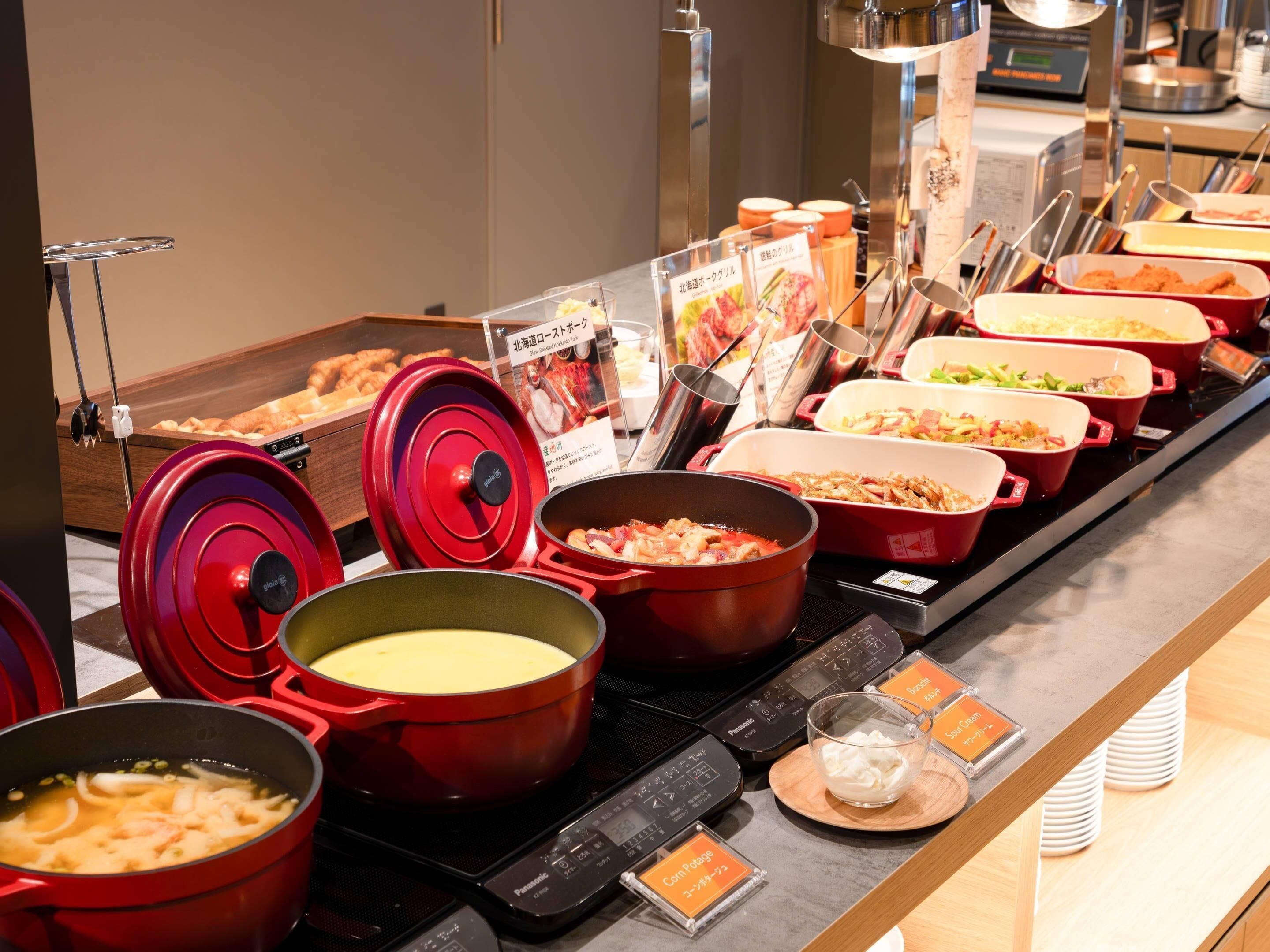 Daily buffet breakfast (JPY 1800 per person)