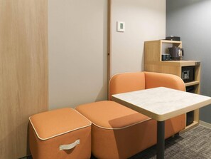 高档床上用品、办公桌、遮光窗帘、免费 WiFi