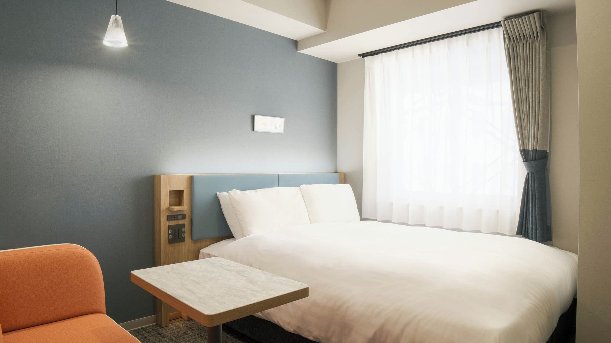 Luxe beddengoed, een laptopwerkplek, verduisterende gordijnen
