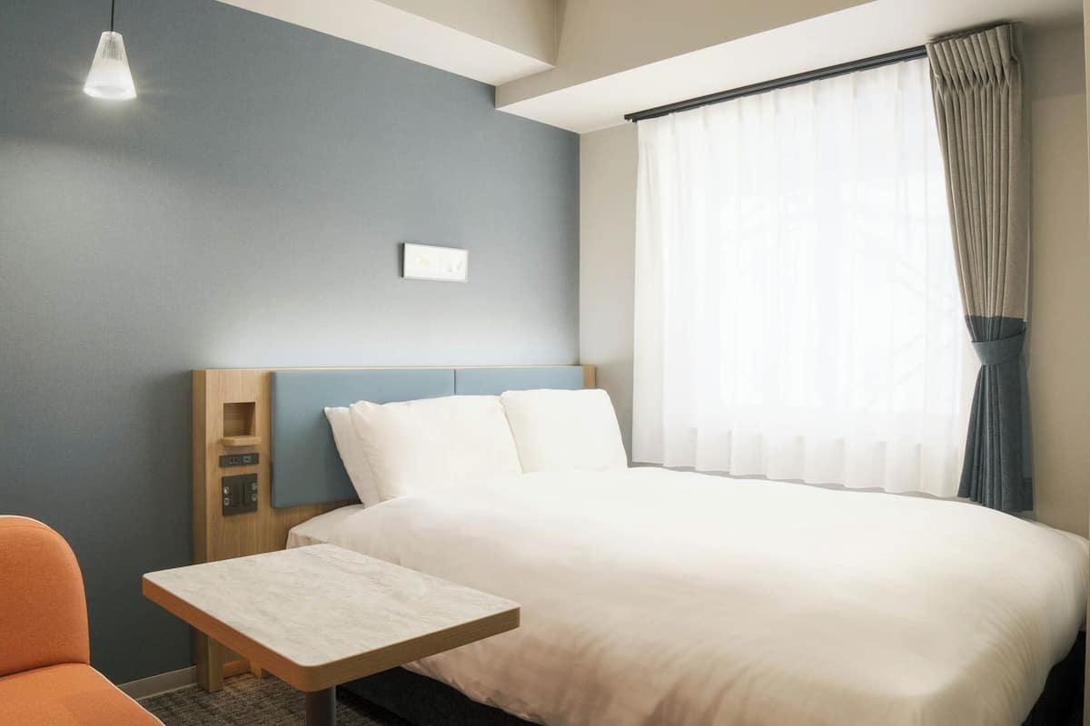 Luxe beddengoed, een laptopwerkplek, verduisterende gordijnen