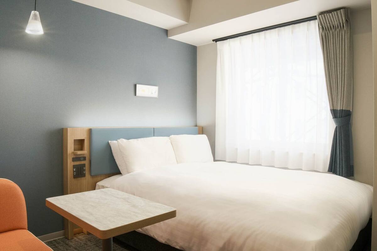 Premium bedding, laptop workspace, blackout drapes, soundproofing