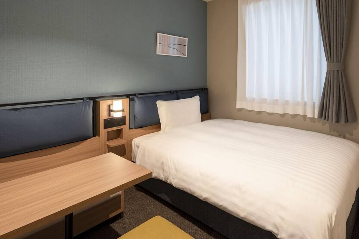 Premium bedding, blackout drapes, WiFi (free), bed sheets