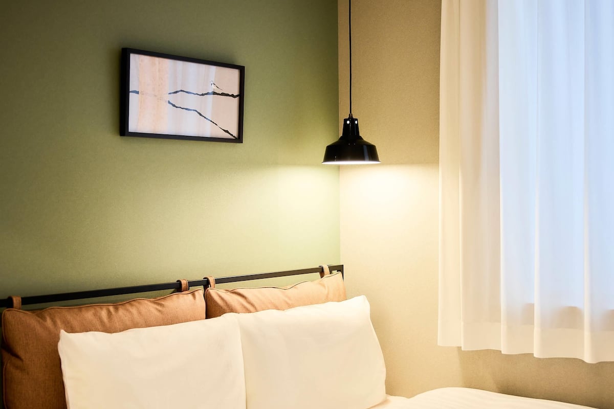 Standard Room, 1 Queen Bed, Non Smoking | Premium bedding, blackout drapes, free WiFi, bed sheets