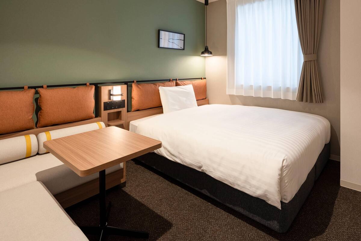 Standard Room, 1 Queen Bed, Non Smoking | Premium bedding, blackout drapes, WiFi (free), bed sheets