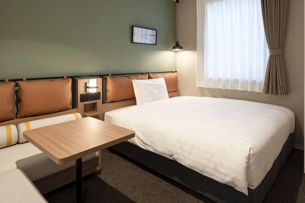 Premium bedding, blackout drapes, WiFi (free), bed sheets