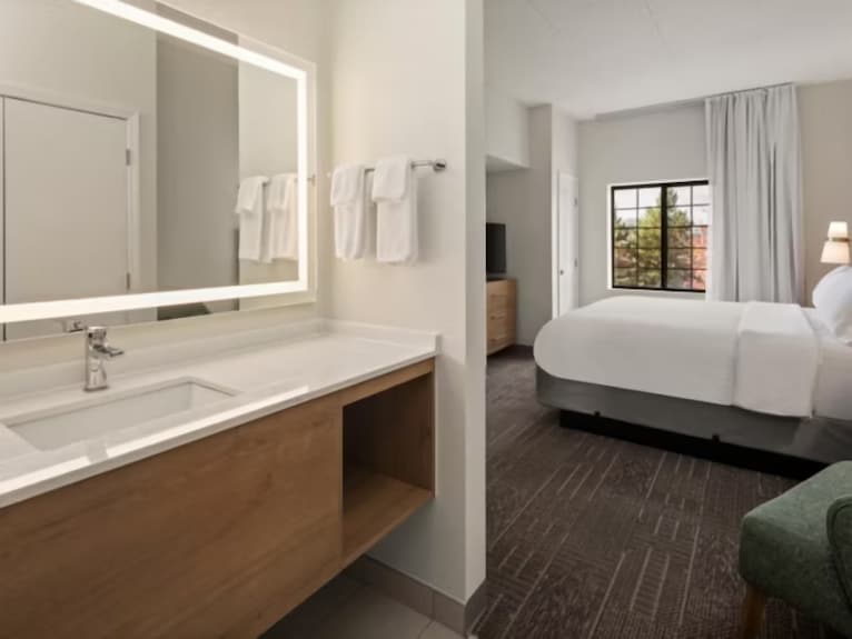 Perfect Business Traveler Room With Complimentary Breakfast - Edina, MN