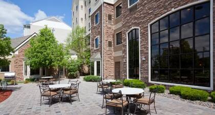 Spacious Extended Stay in Bloomington – Great for Families, Business & Shopping