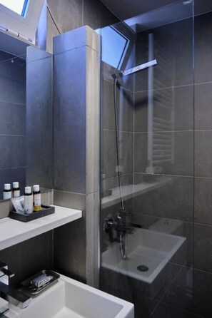 Shower, hair dryer, towels - #AH03 Acropolis Skyline Penthouse Studio in Ilisia (Athens)