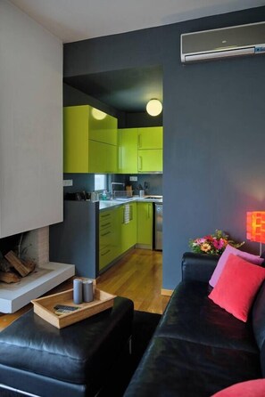 Televisión, chimenea y oficina 