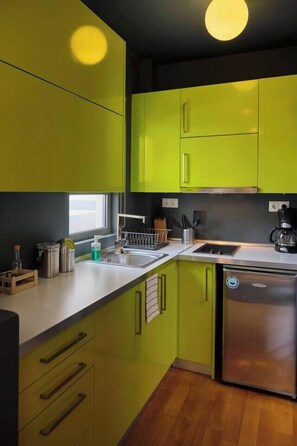 Kühlschrank, Mikrowelle, Wasserkocher mit Kaffee-/Teezubehör, Toaster