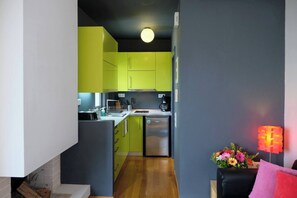 Kühlschrank, Mikrowelle, Wasserkocher mit Kaffee-/Teezubehör, Toaster