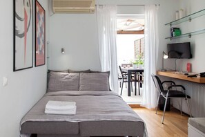 Iron/ironing board, WiFi, bed sheets