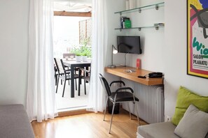 TV, lareira, escritórios