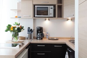 Fridge, microwave, coffee/tea maker, cookware/dishes/utensils - #AH02 Kolonaki penthouse studio (Athens)