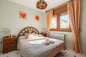 4 bedrooms, iron/ironing board, WiFi, bed sheets