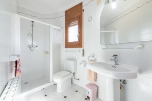Douche, articles de toilette gratuits, serviettes fournies