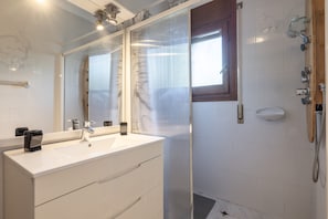 Dusche, kostenlose Toilettenartikel, Handtücher