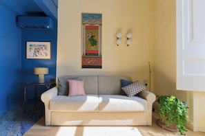 Superior Suite | Minibar, in-room safe, blackout drapes, soundproofing