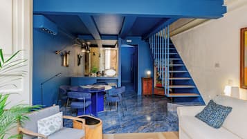 Deluxe-sviitti, parveke | Minibaari, tallelokero huoneessa, pimennysverhot, äänieristys