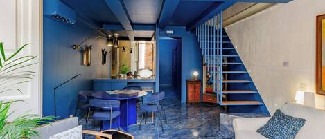 Deluxe-sviitti, parveke | Minibaari, tallelokero huoneessa, pimennysverhot, äänieristys