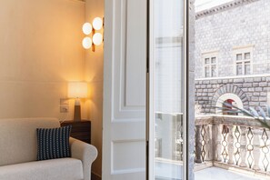 Minibar, coffres-forts dans les chambres, rideaux occultants