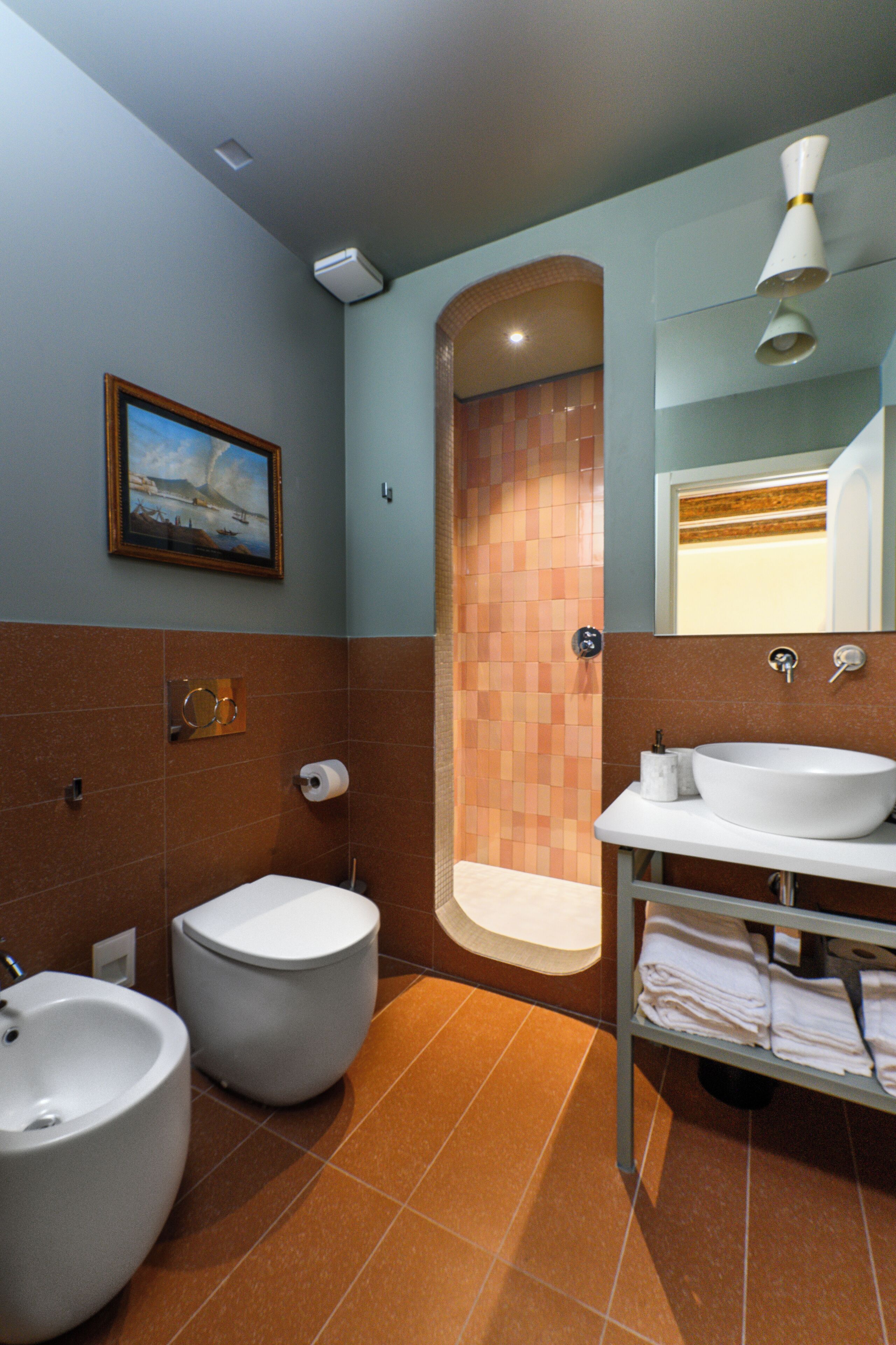 Un baño con lavamanos, bidé y ducha.