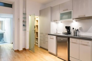 Kühlschrank, Mikrowelle, Wasserkocher mit Kaffee-/Teezubehör