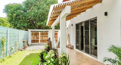 Cute private villa with pool walking distance to the beach / surf spot