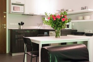 Kühlschrank, Mikrowelle, Wasserkocher mit Kaffee-/Teezubehör