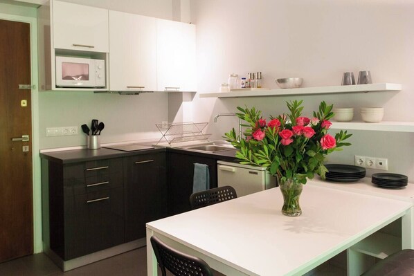 Fridge, microwave, coffee/tea maker, cookware/dishes/utensils