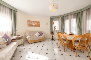 Télévision, table de tennis de table