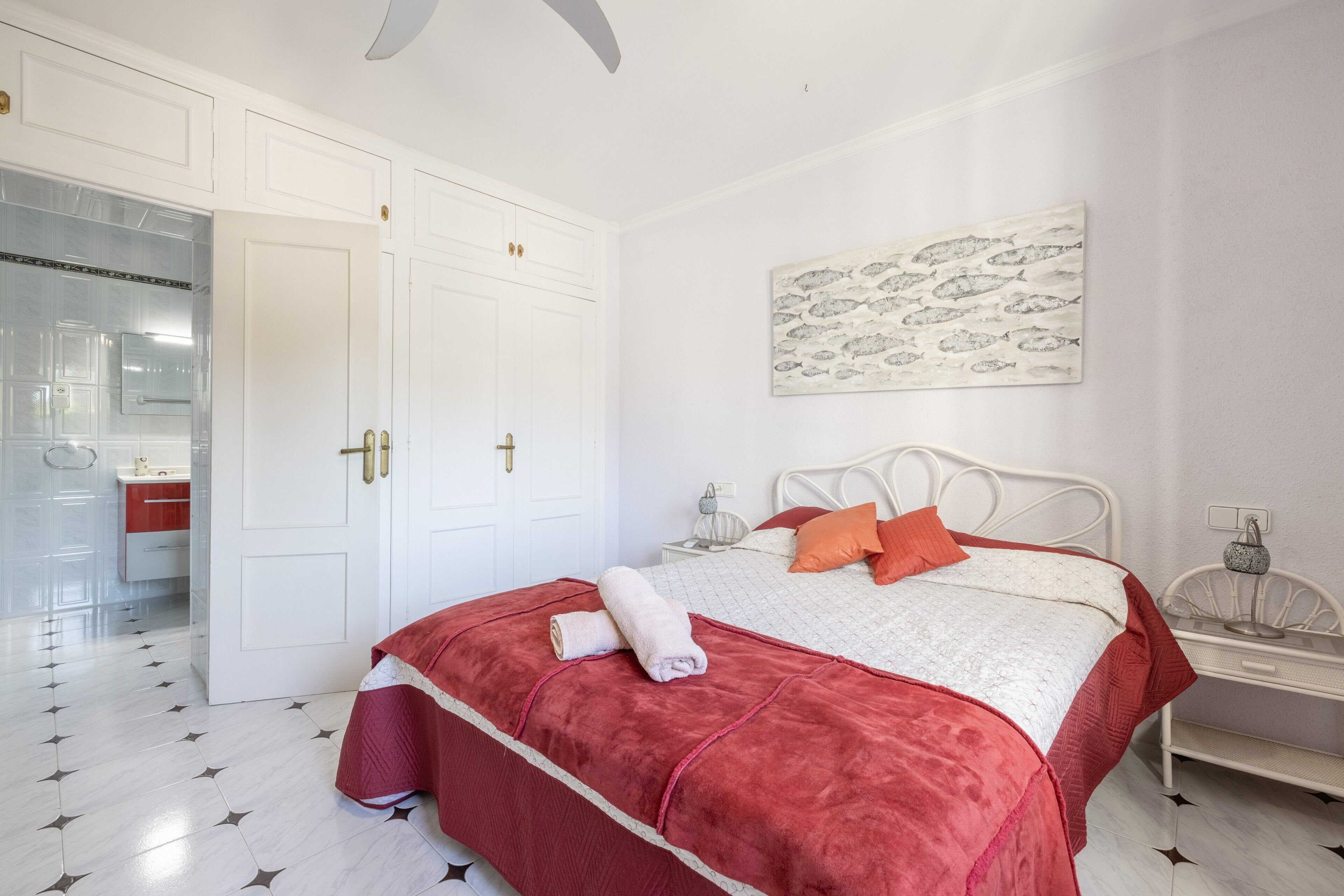 2 habitaciones, tabla de planchar con plancha, wifi y ropa de cama 