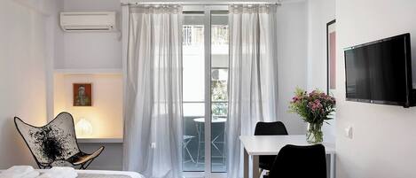 Iron/ironing board, WiFi, bed sheets