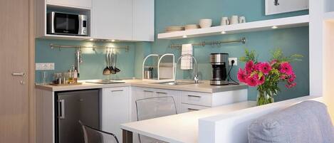 Réfrigérateur, micro-ondes, cafetière/bouilloire