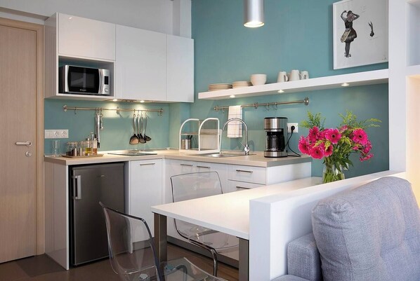 Kühlschrank, Mikrowelle, Wasserkocher mit Kaffee-/Teezubehör