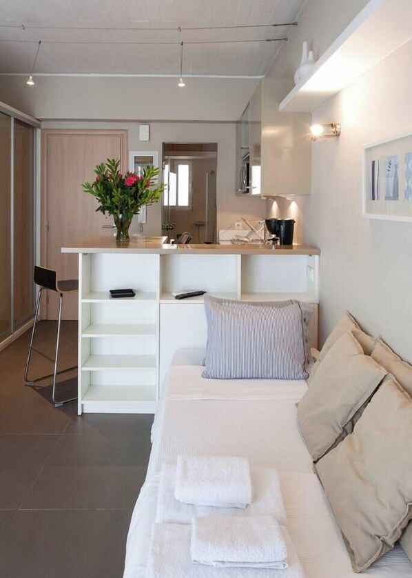 Iron/ironing board, WiFi, bed sheets