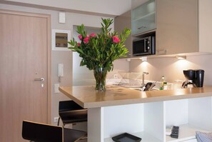 冷蔵庫、電子レンジ、コーヒー / ティーメーカー、調理器具と食器