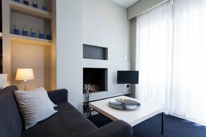 TV, caminetto, studio