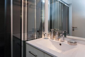 Shower, hair dryer, towels - #AH32 Grey studio Sum (Athens)