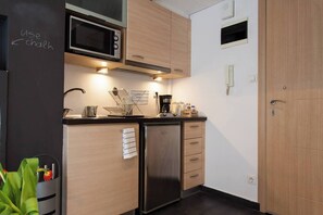 Fridge, microwave, coffee/tea maker, cookware/dishes/utensils - #AH33 Mocha Studio (Athens)