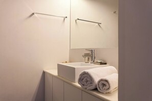 Douche, sèche-cheveux, serviettes fournies