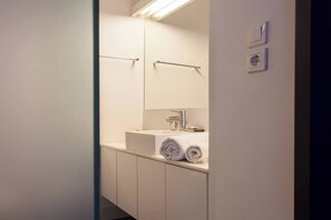 Shower, hair dryer, towels - #AH33 Mocha Studio (Athens)