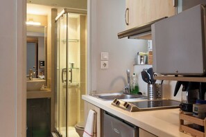 Fridge, microwave, coffee/tea maker, cookware/dishes/utensils - #AH34 Beige studio Su (Athens)