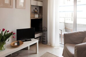 TV, caminetto, studio