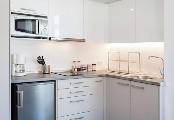 冷蔵庫、電子レンジ、コーヒー / ティーメーカー、調理器具と食器