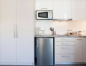 Réfrigérateur, micro-ondes, cafetière/bouilloire