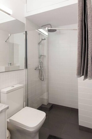Shower, hair dryer, towels - #AH42 Penthouse studio (Athens)